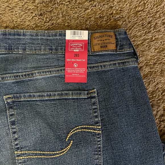 Levi Strauss Signature Woman’s Plus size 26 S jeans Midrise Bootcut - Picture 5 of 6